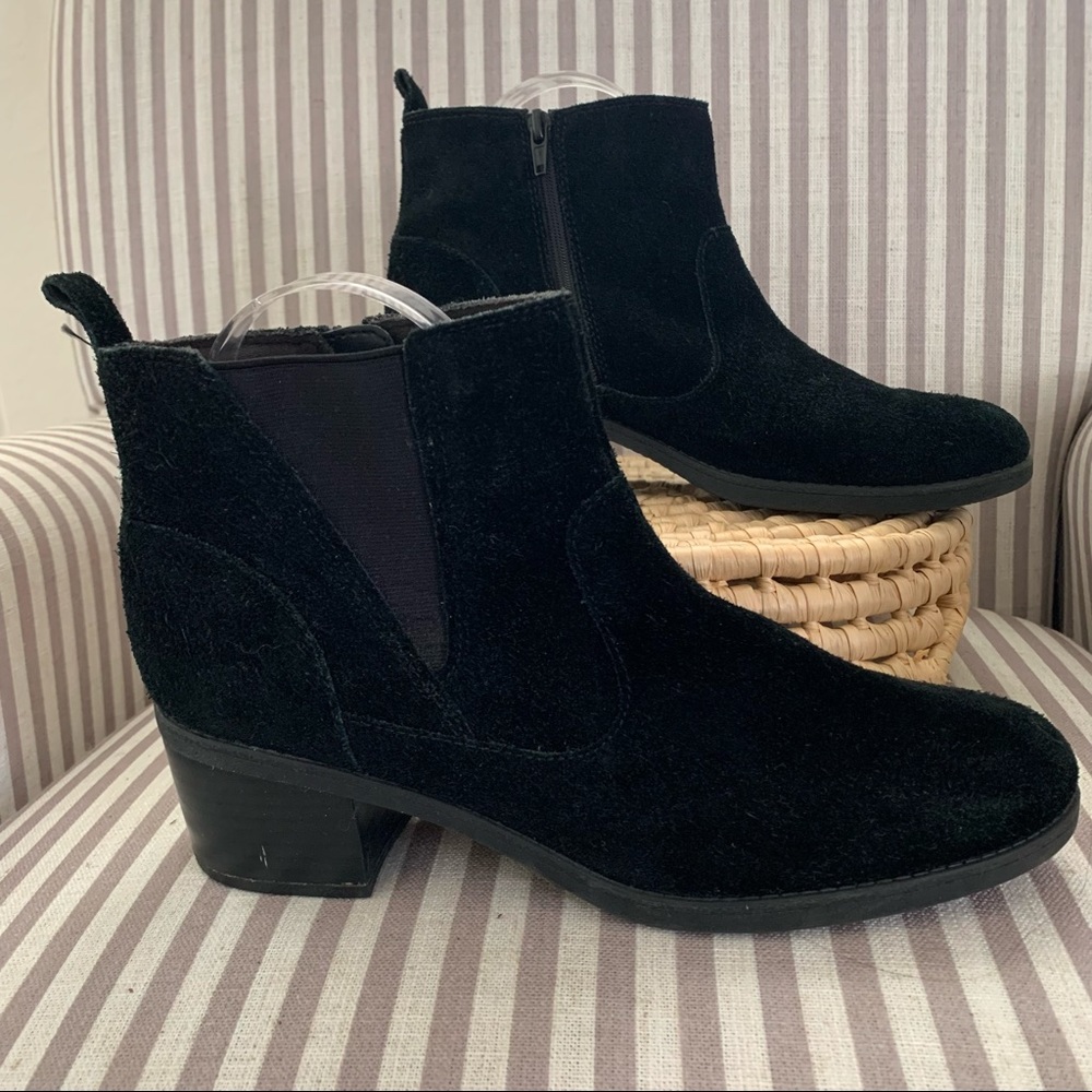Clark’s Black Suede Heeled Chelsea Boots • Clark’s • Sz 9 Women’s